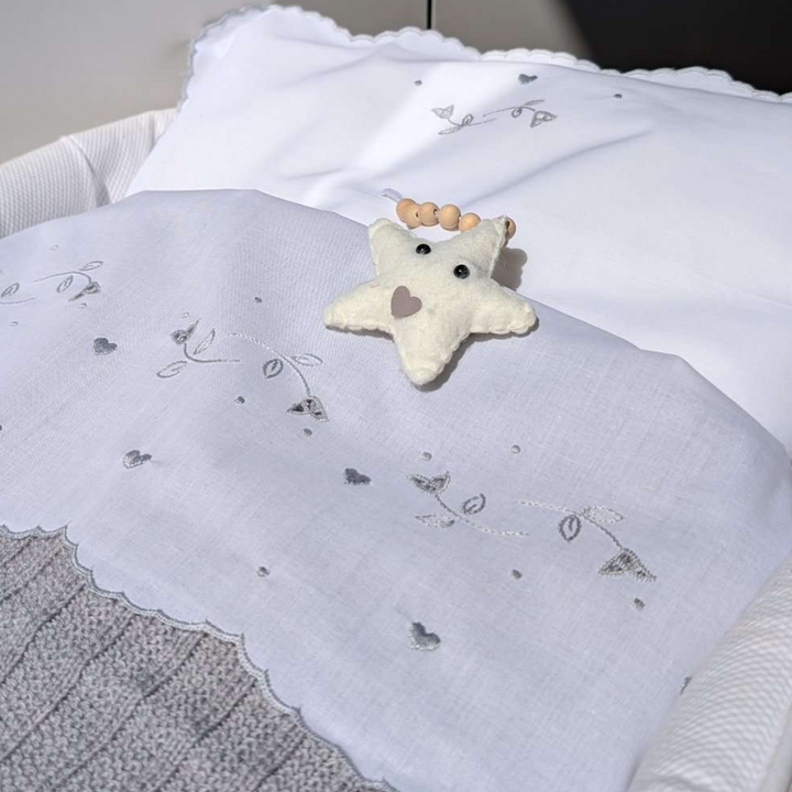 Lenzuolino culla in cotone ricamo a mano intaglio e fiori