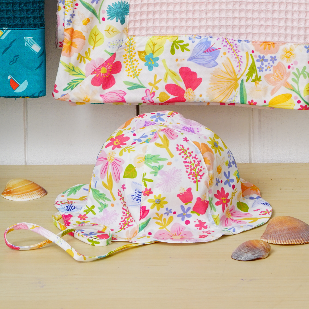 Cappellino bimba tg. 3 mesi in popeline stampa fiori