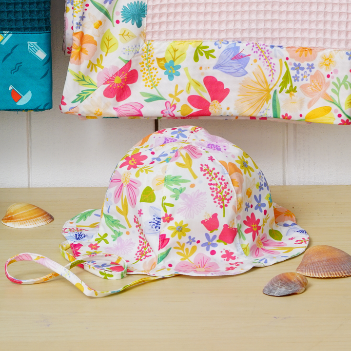 Cappellino bimba tg. 3 mesi in popeline stampa fiori