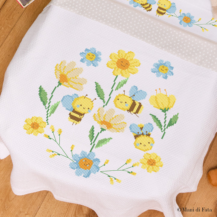 Kit per copertina culla di cotone bianco Apine Azzurre ricamo punto croce