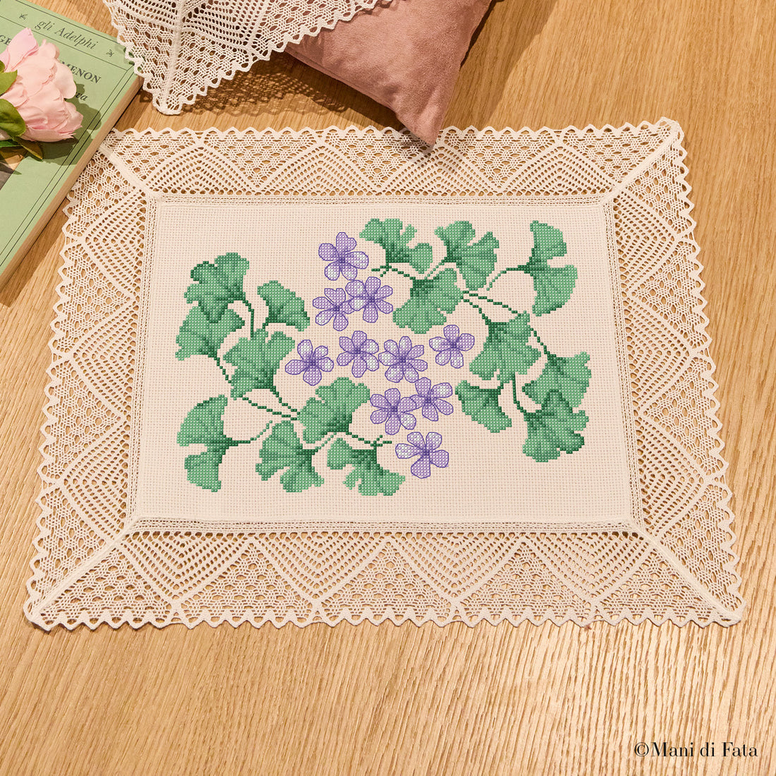 Kit centro piccolo rettangolare con pizzo Fiori lilla e ginkgo punto croce