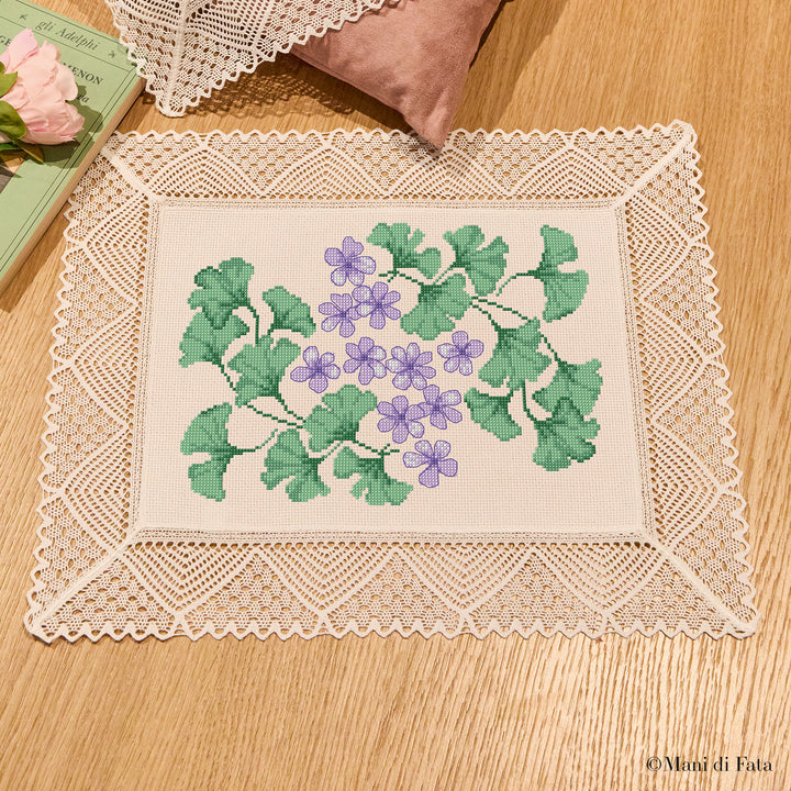 Kit centro piccolo rettangolare con pizzo Fiori lilla e ginkgo punto croce