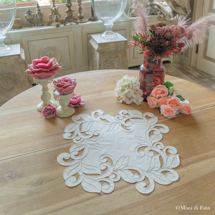 Kit centro in lino disegnato con ornati da ricamare a intaglio