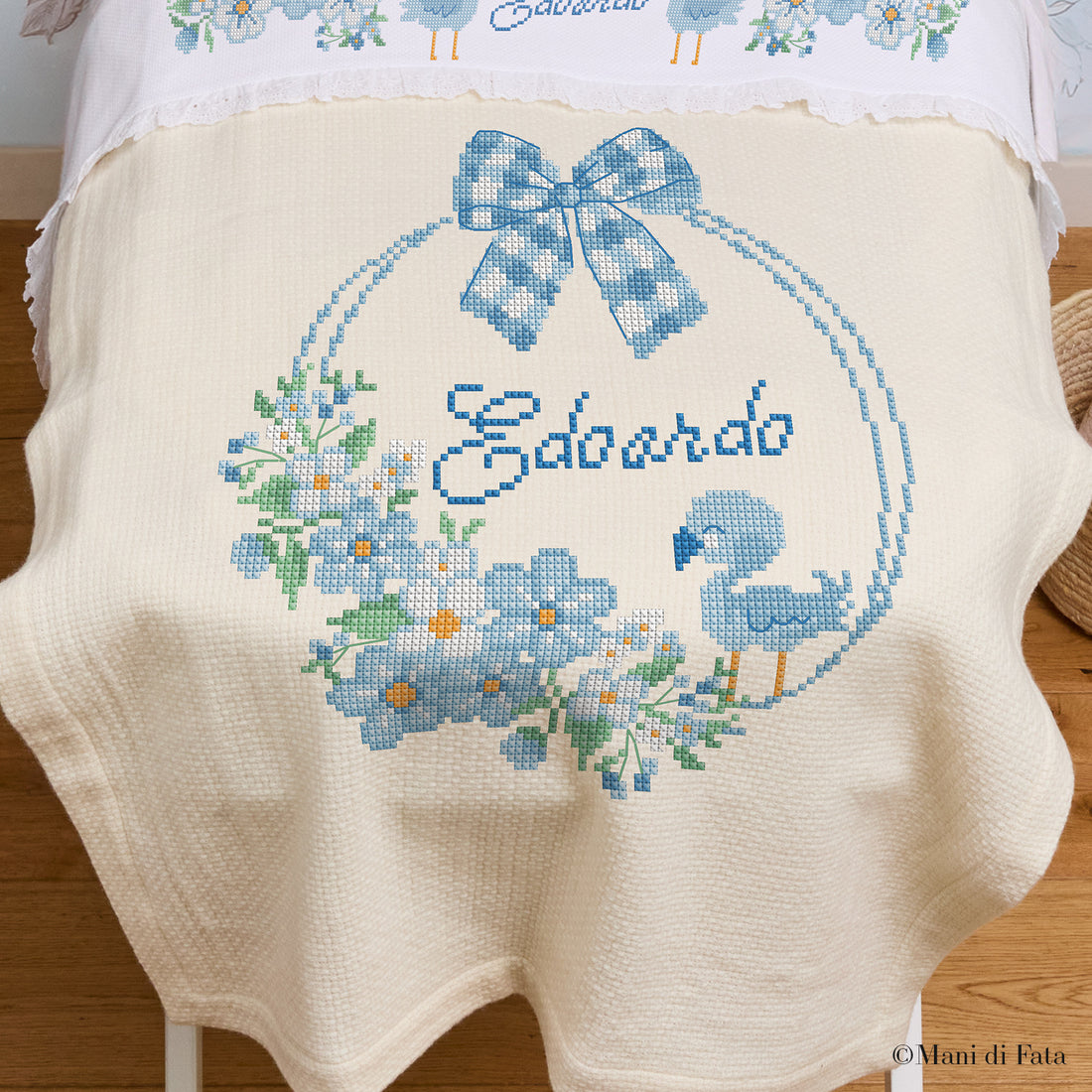Kit copertina culla in lana Ghirlanda fiori azzurri con nome punto croce