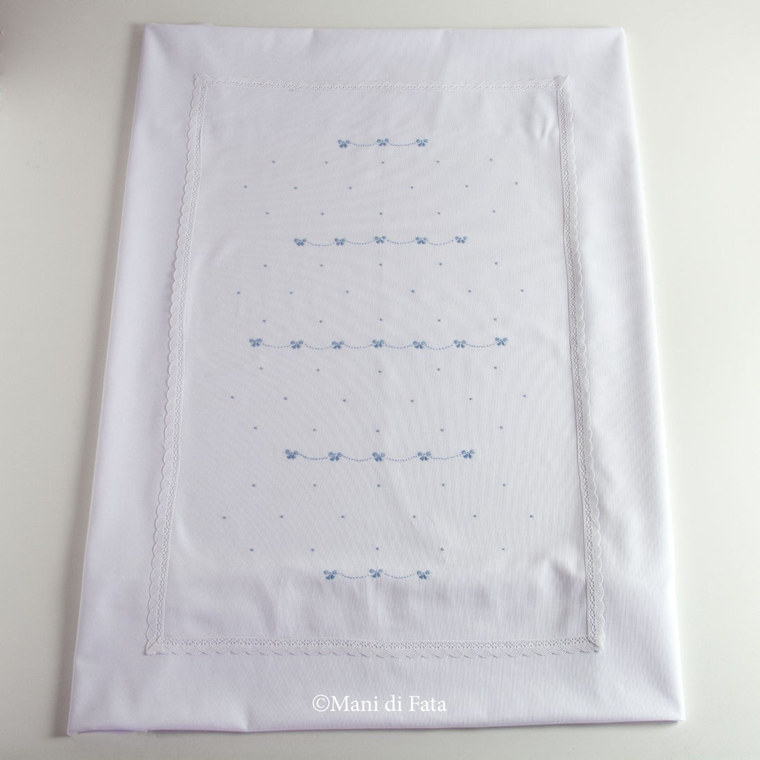 Copertina lettino in cotone ricamo a mano fiocchi