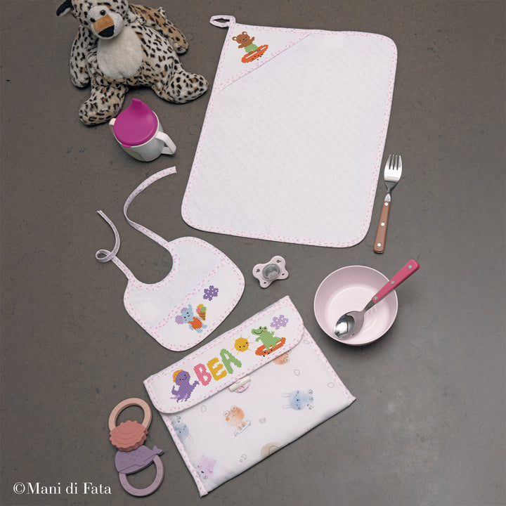 Kit rosa corredino con bavaglia e salvietta Animaletti ricamo punto croce