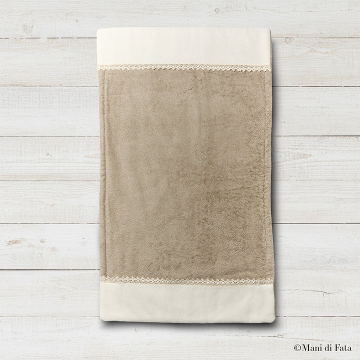 Tappeto in spugna tortora con pizzo ricamo punto croce