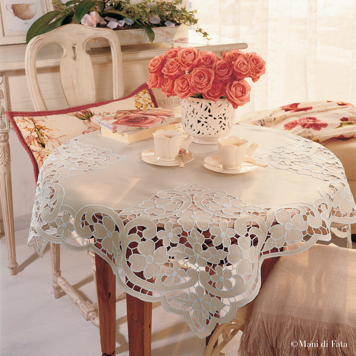 Kit tovaglia quadrata a intaglio in lino color avorio da ricamare con candidi fiori bianchi 