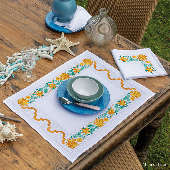 Kit americano con tovagliolo Greca e Fiori arancio ricamo croce
