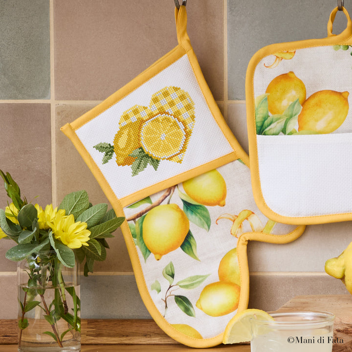 Kit guanto forno in tessuto fantasia limoni con cuori e limoni a punto croce
