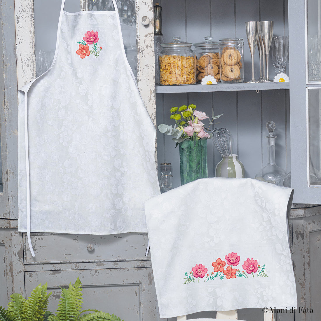 Kit asciugapiatti e grembiule bianco Peonie e Ninfee ricamo punto croce