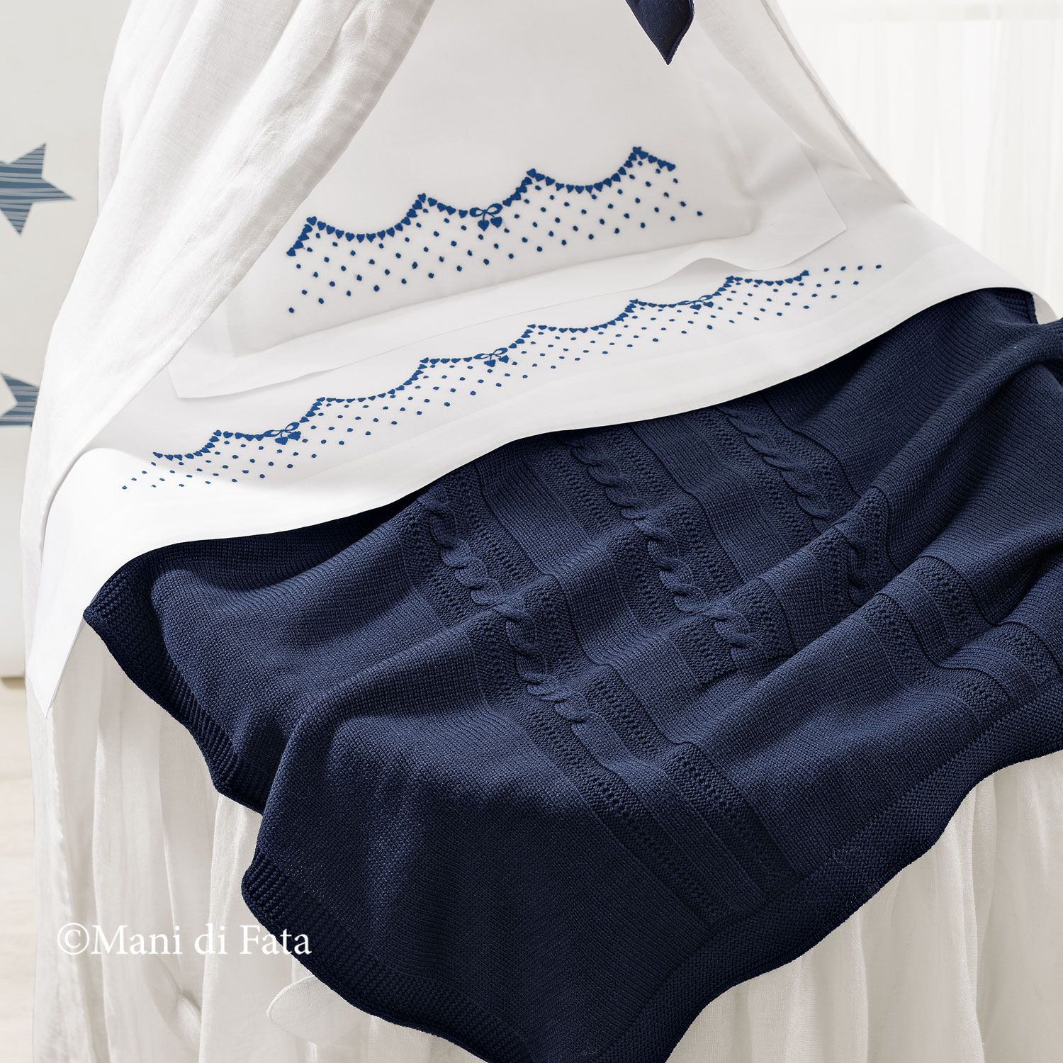 Coperta da culla in lana blu con trecce 