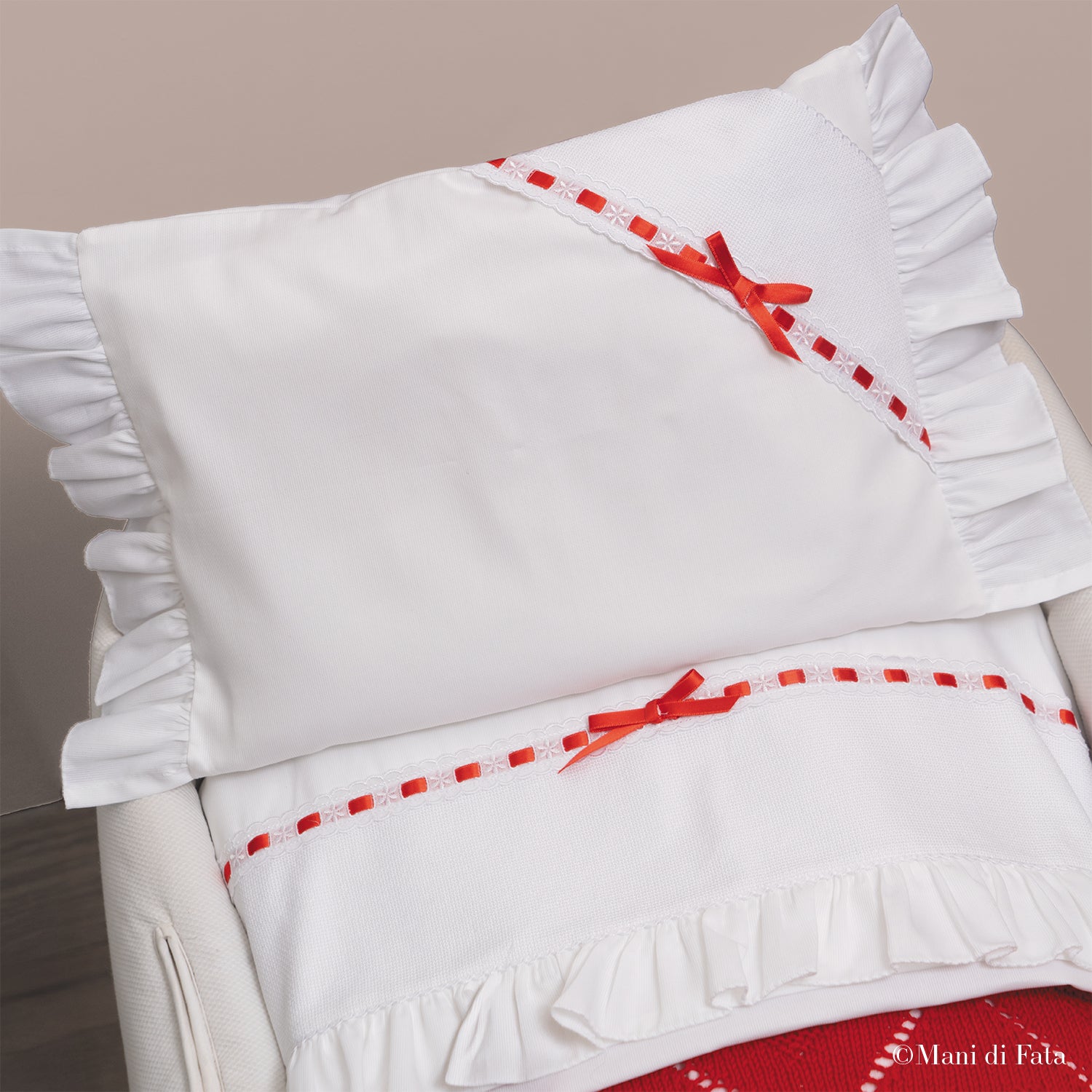 Completo culla ricamo punto croce e passanastro rosso