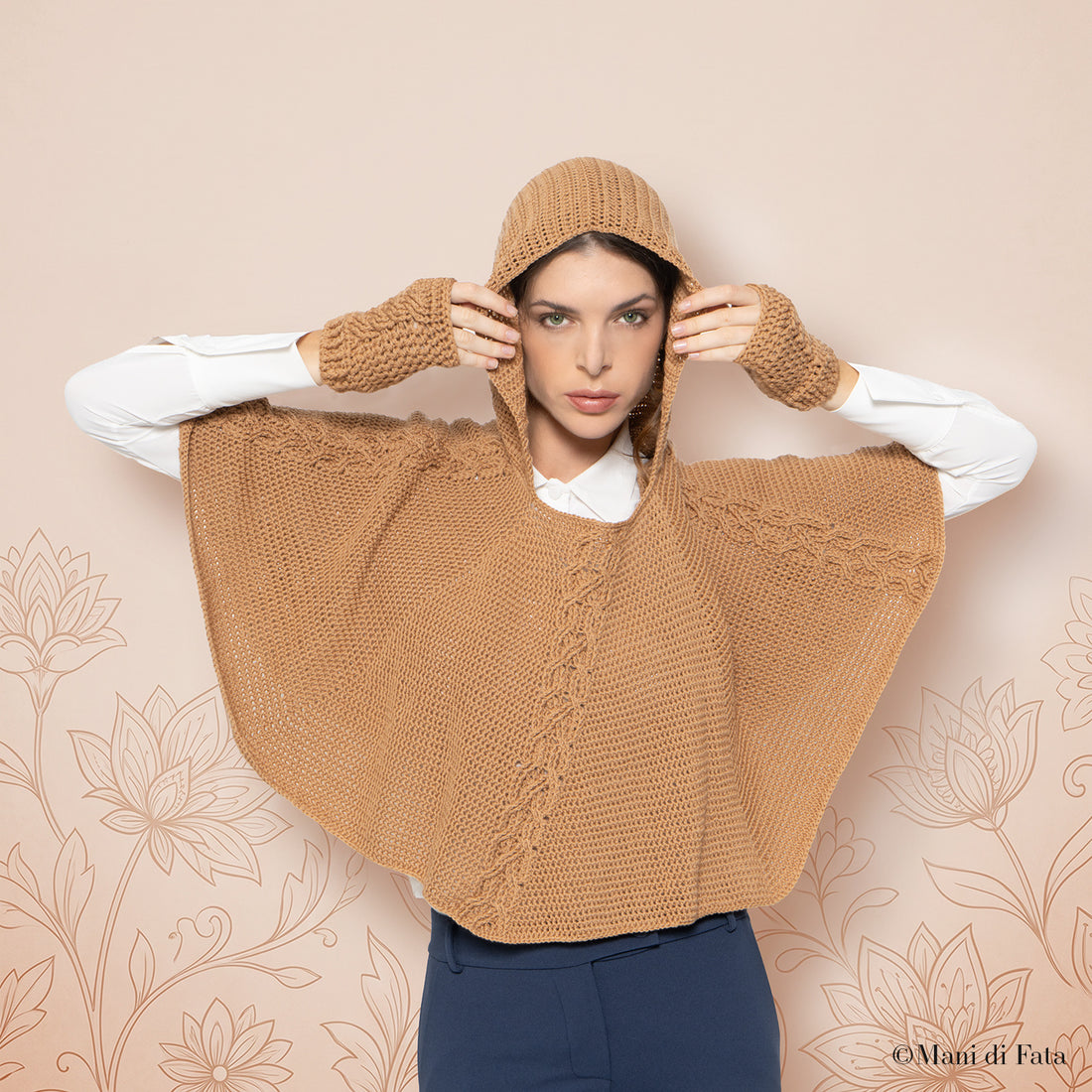 Kit mezzi guanti e poncho con cappuccio Intrecci in Rilievo all'uncinetto