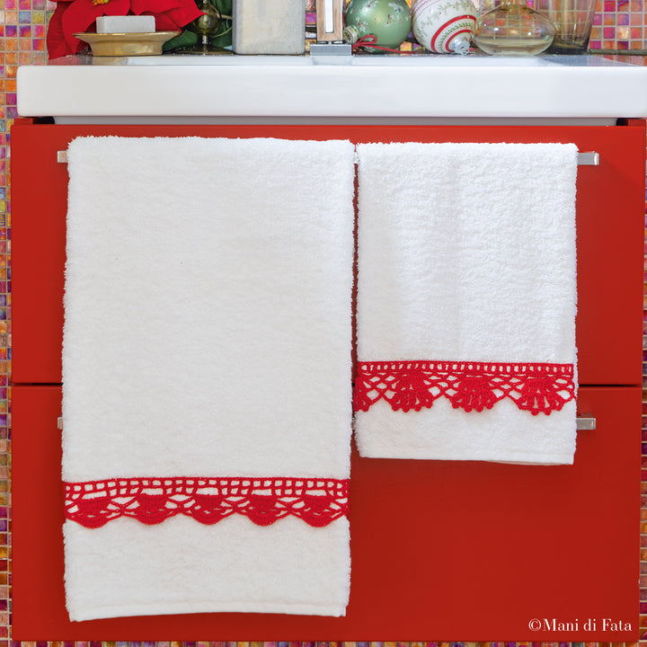 Kit parure di asciugamani bianchi con bordura rossa da realizzare all'uncinetto