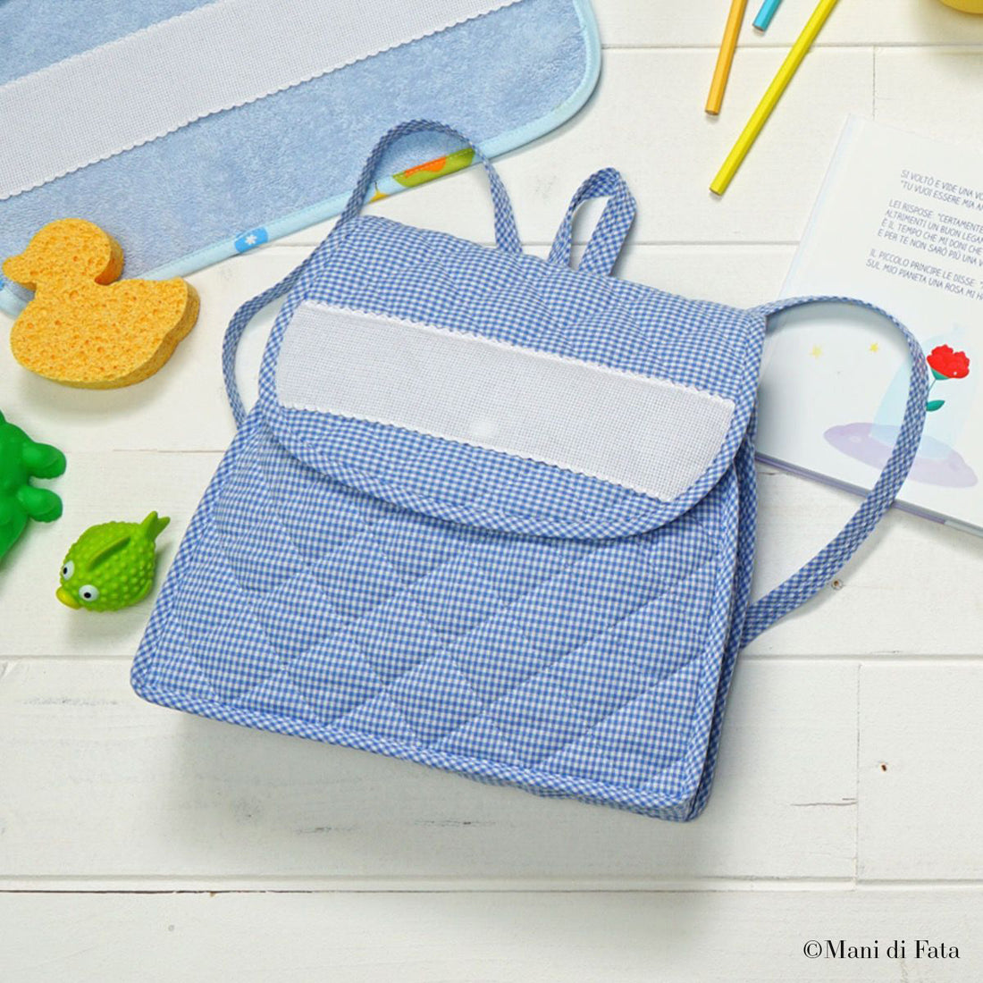 Zaino asilo in tessuto a quadretti celeste ricamo a punto croce