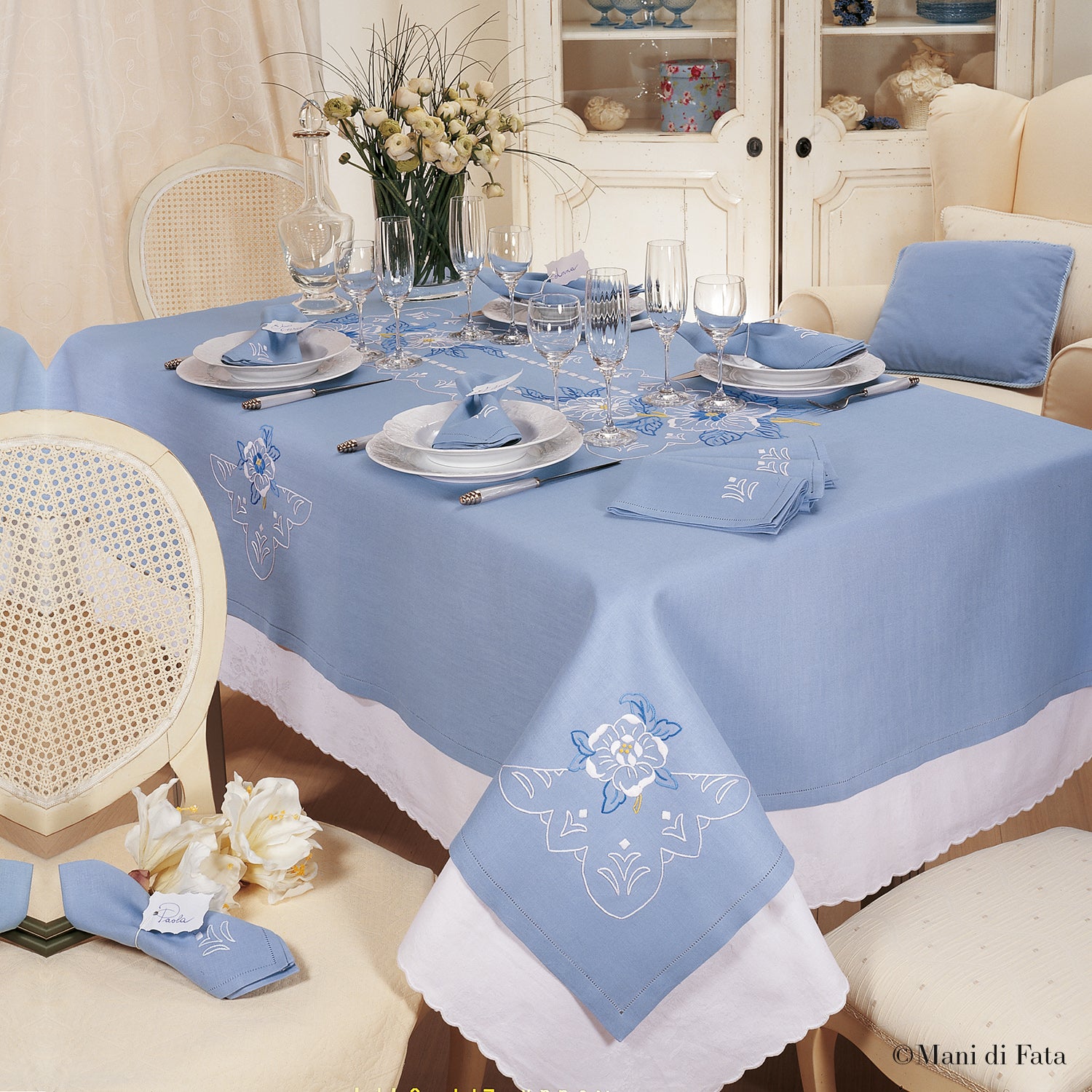 Kit tovaglia azzurra da 8 posti Fiori e cornici ricamo punti vari