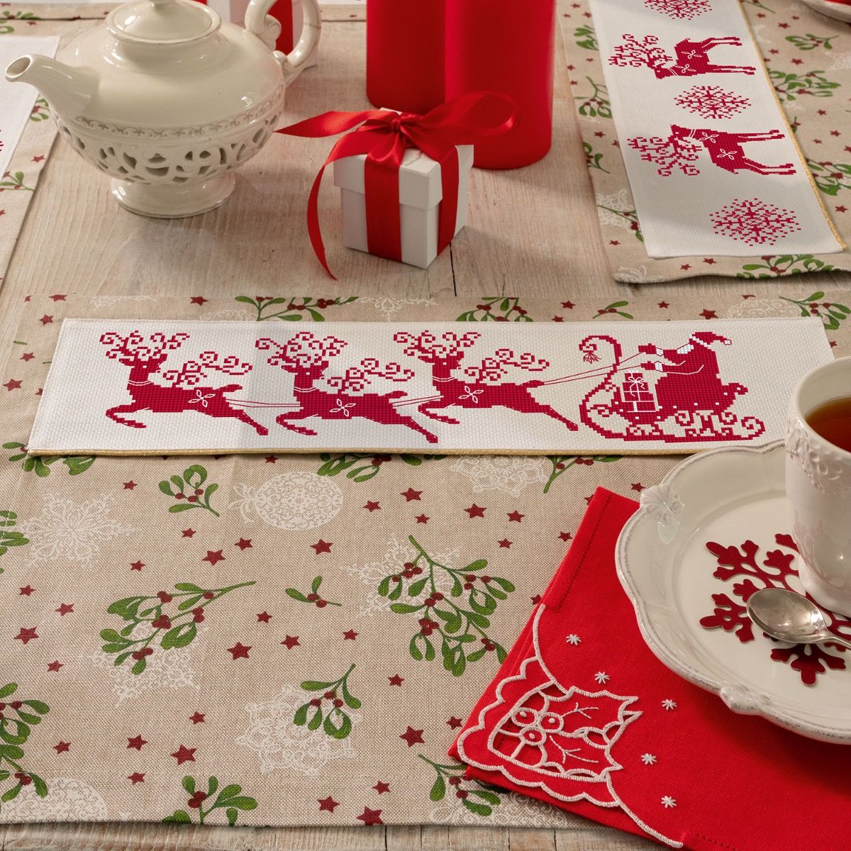 Kit set 2 tovagliette all'americana ricamo punto croce Renne, slitta e Babbo Natale