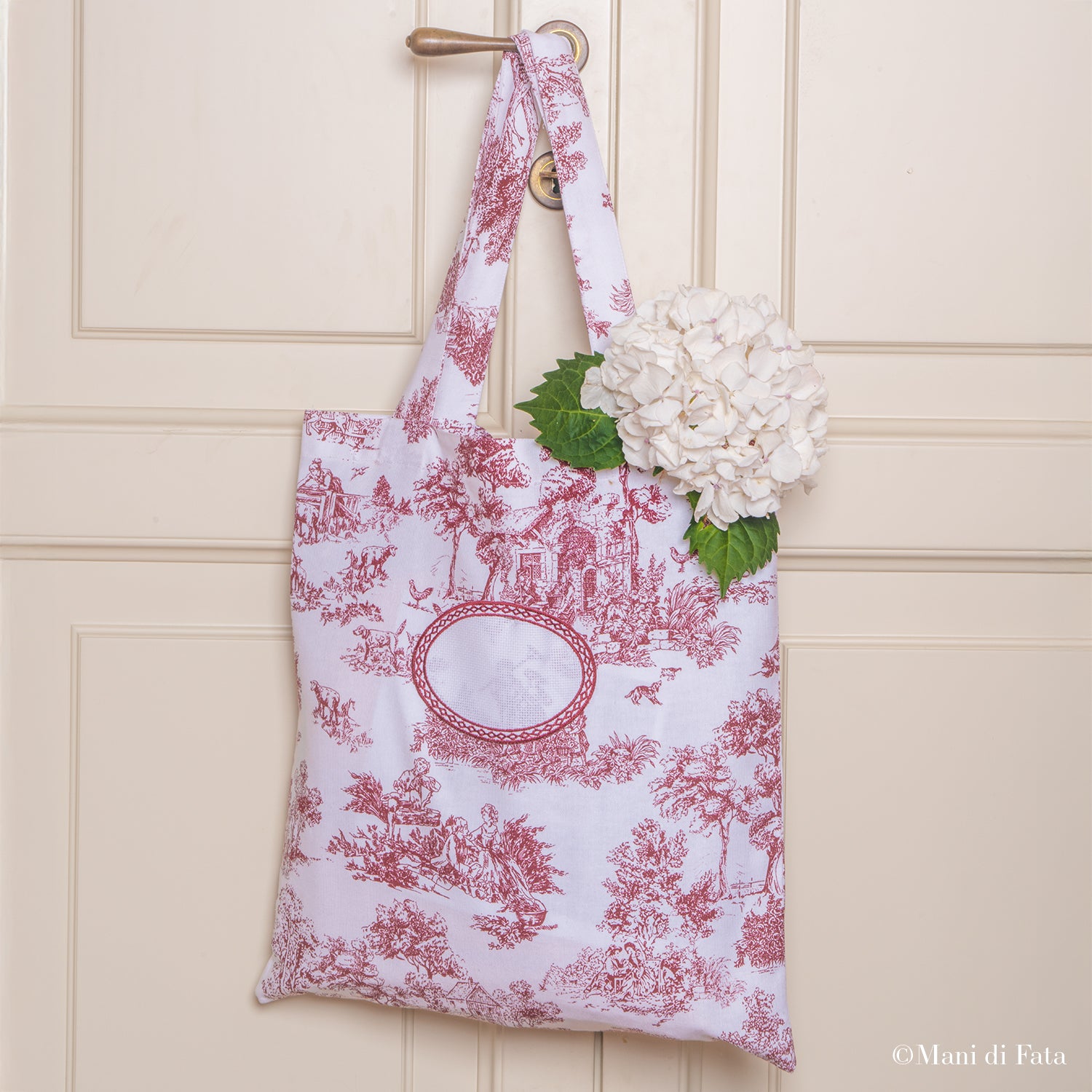 Borsa in toile de jouy rosso con inserto ovale in tela aida