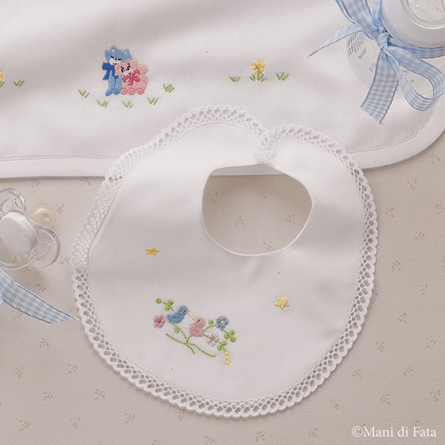 Bavaglino in cotone ricamato a mano 'Pulcini'