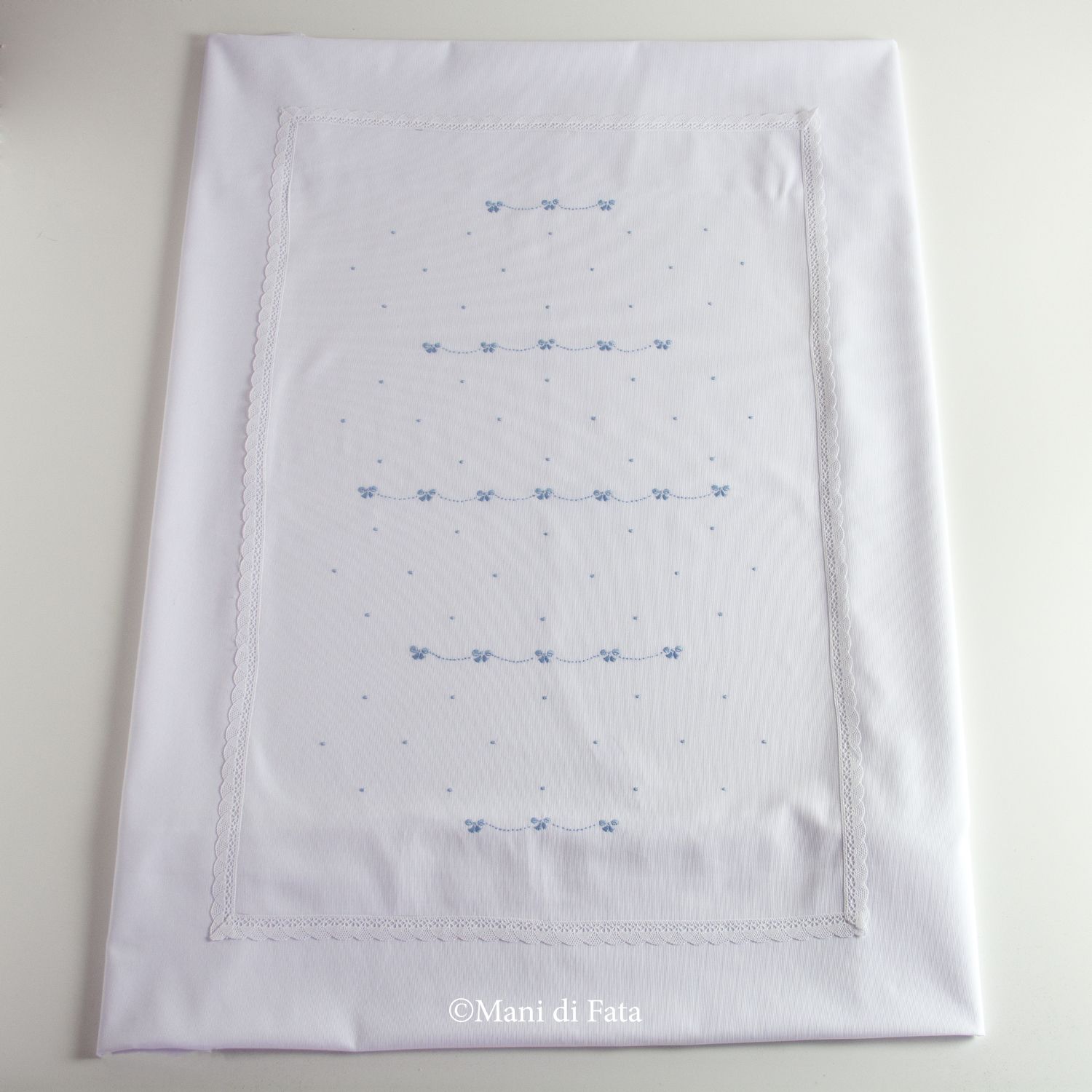 Copertina lettino in cotone ricamo a mano fiocchi