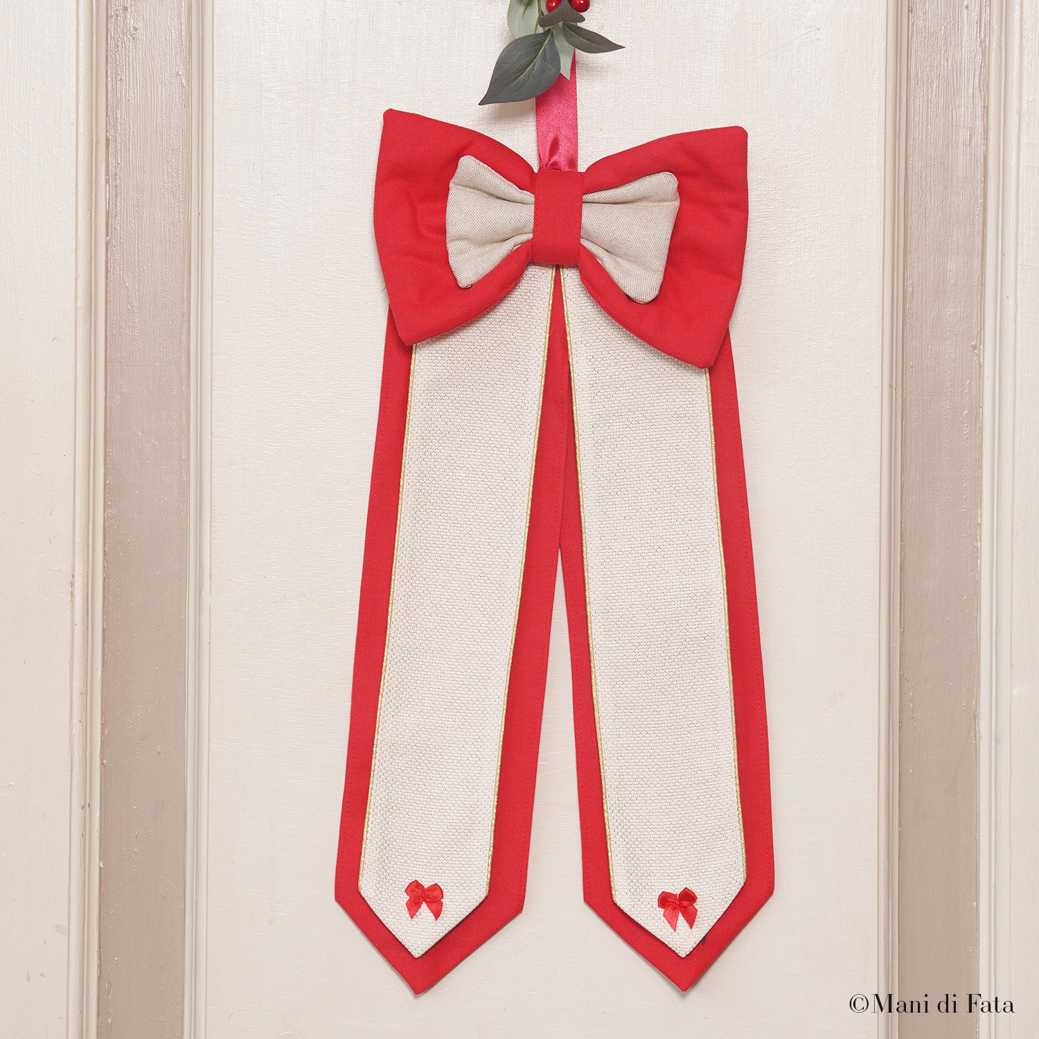 Fiocco fuoriporta con cocche rosso con inserti in aida filo oro