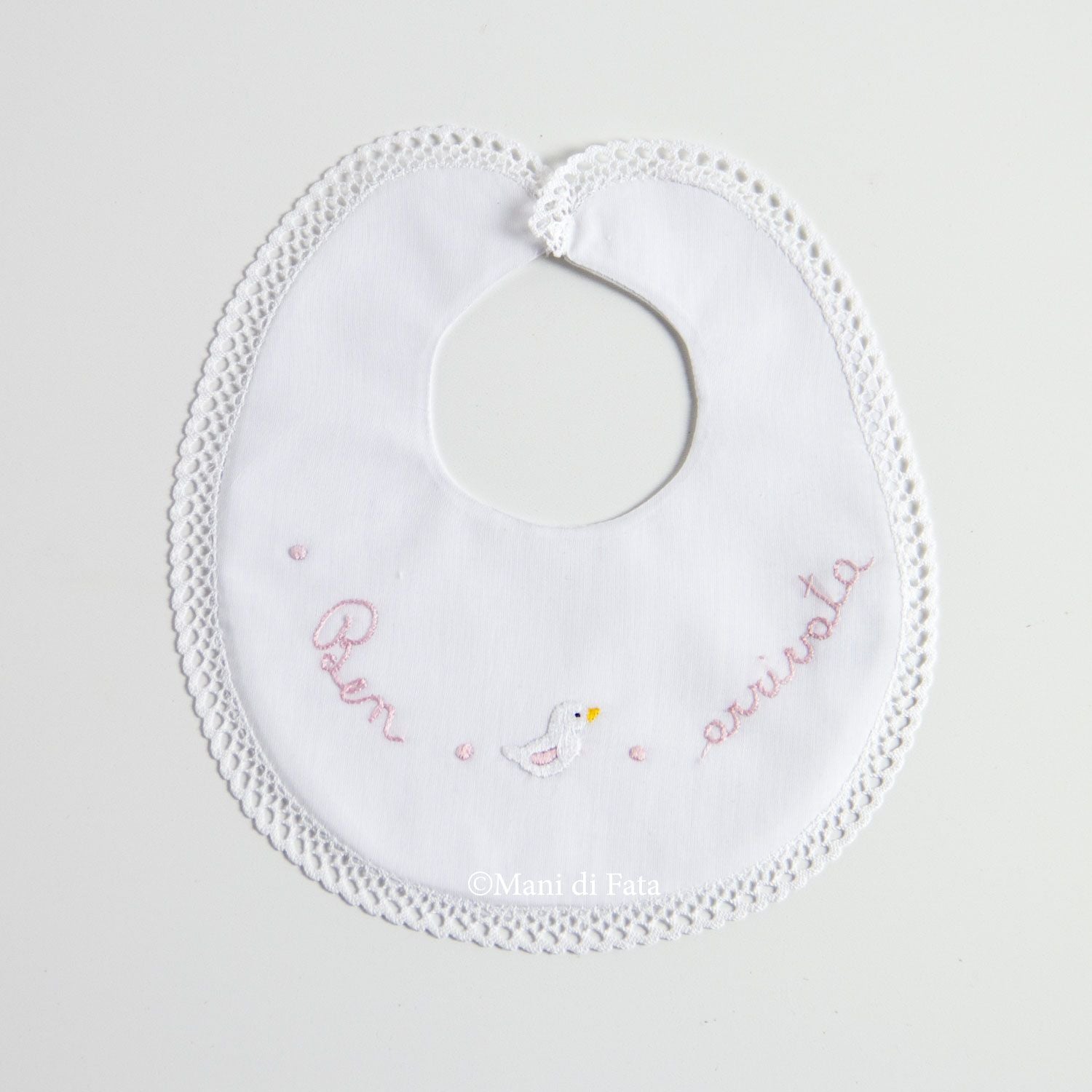 Bavaglino in cotone ricamato a mano cigno e "Ben arrivata"