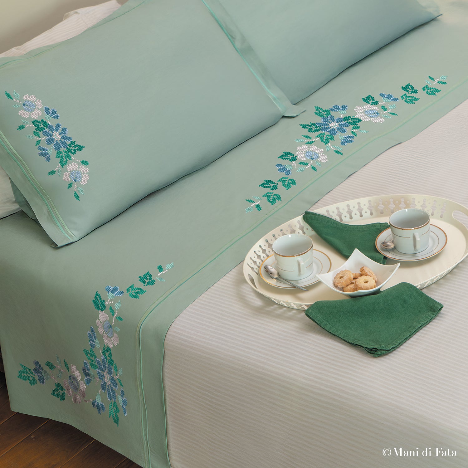 Kit lenzuolo confezionato disegnato con rose da ricamare a punto croce