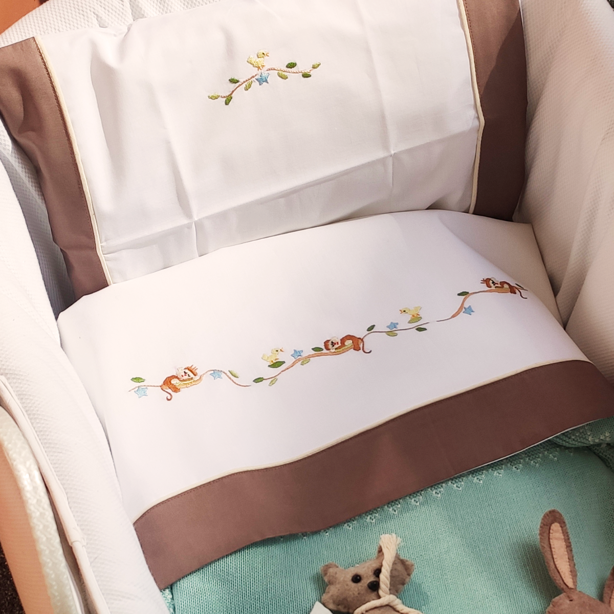 Lenzuolino culla in cotone ricamo a mano scimmiette