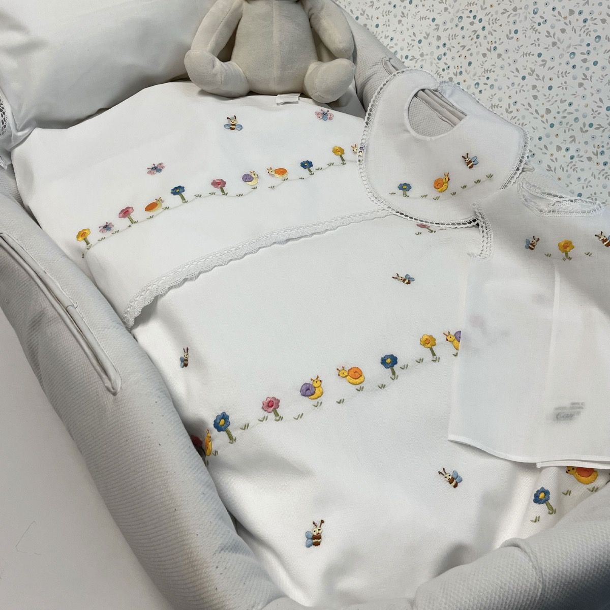 Copertina culla ricamata a mano amici del prato con chioccioline