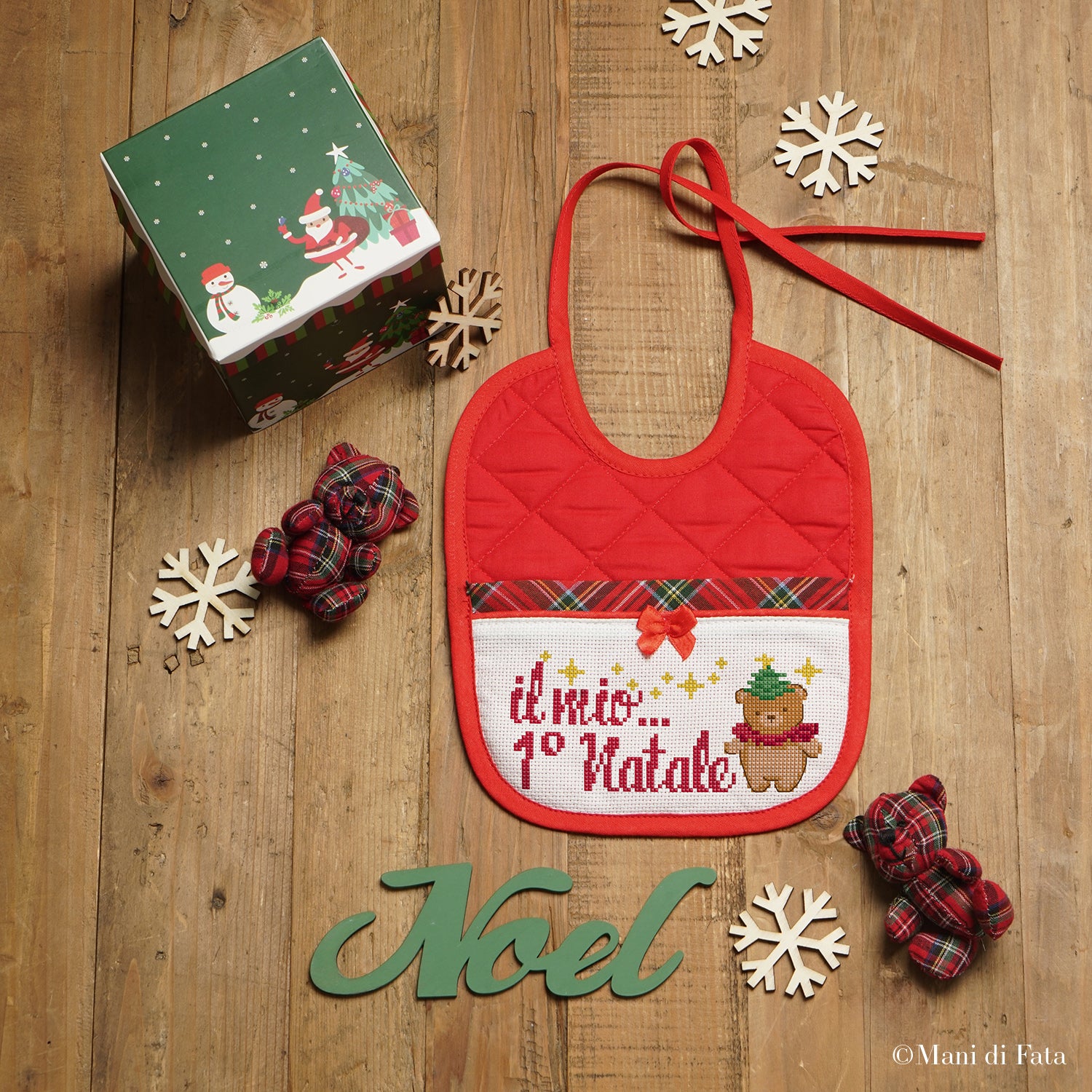 Kit bavaglino rettangolare in cotone rosso con ricamo a punto croce "primo Natale"