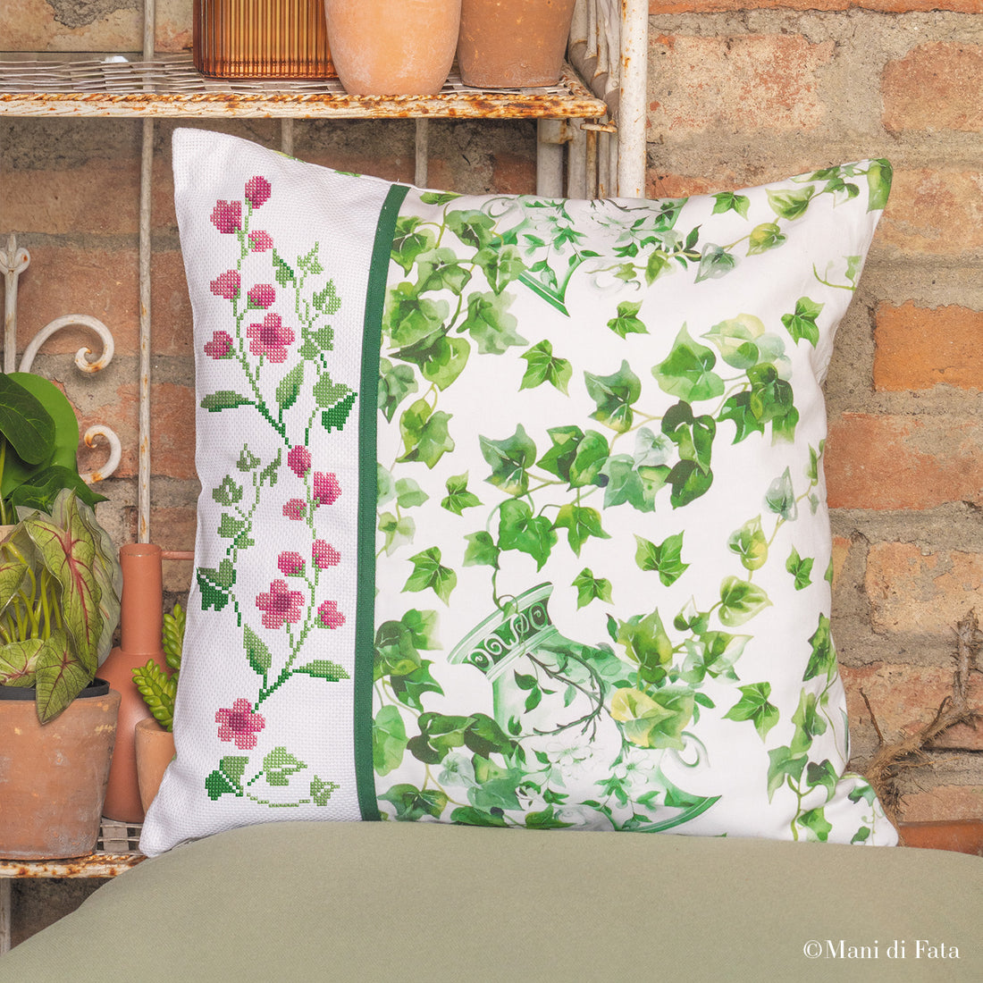Kit cuscino in fantasia edera da ricamare a punto croce con motivi ramage e fiori rosa