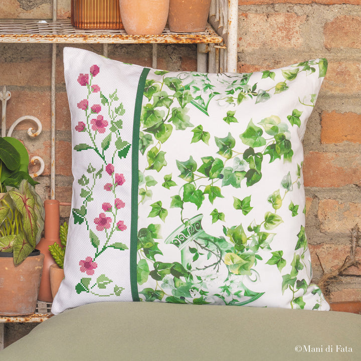 Kit cuscino in fantasia edera da ricamare a punto croce con motivi ramage e fiori rosa