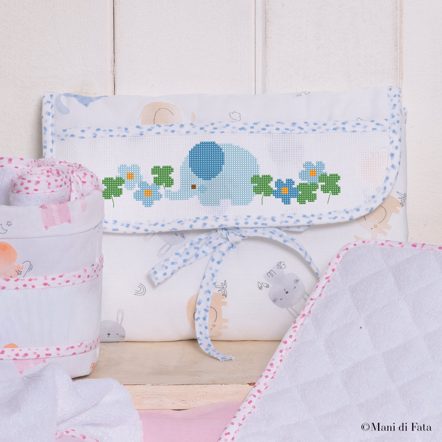 Kit busta fasciatoio azzurra con motivo animaletti e tela aida da ricamare a punto croce