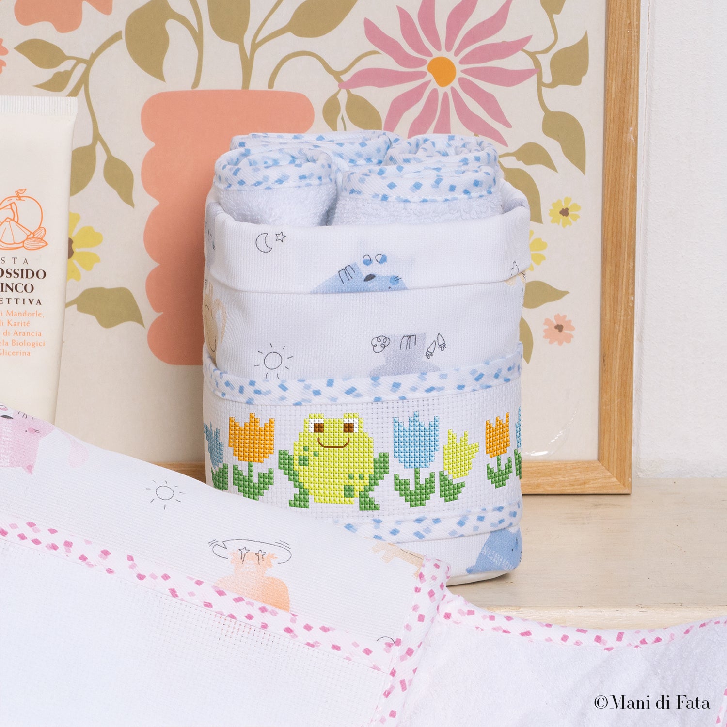 Kit porta-lavette azzurro con motivo animaletti e tela aida bianca da ricamare a punto croce