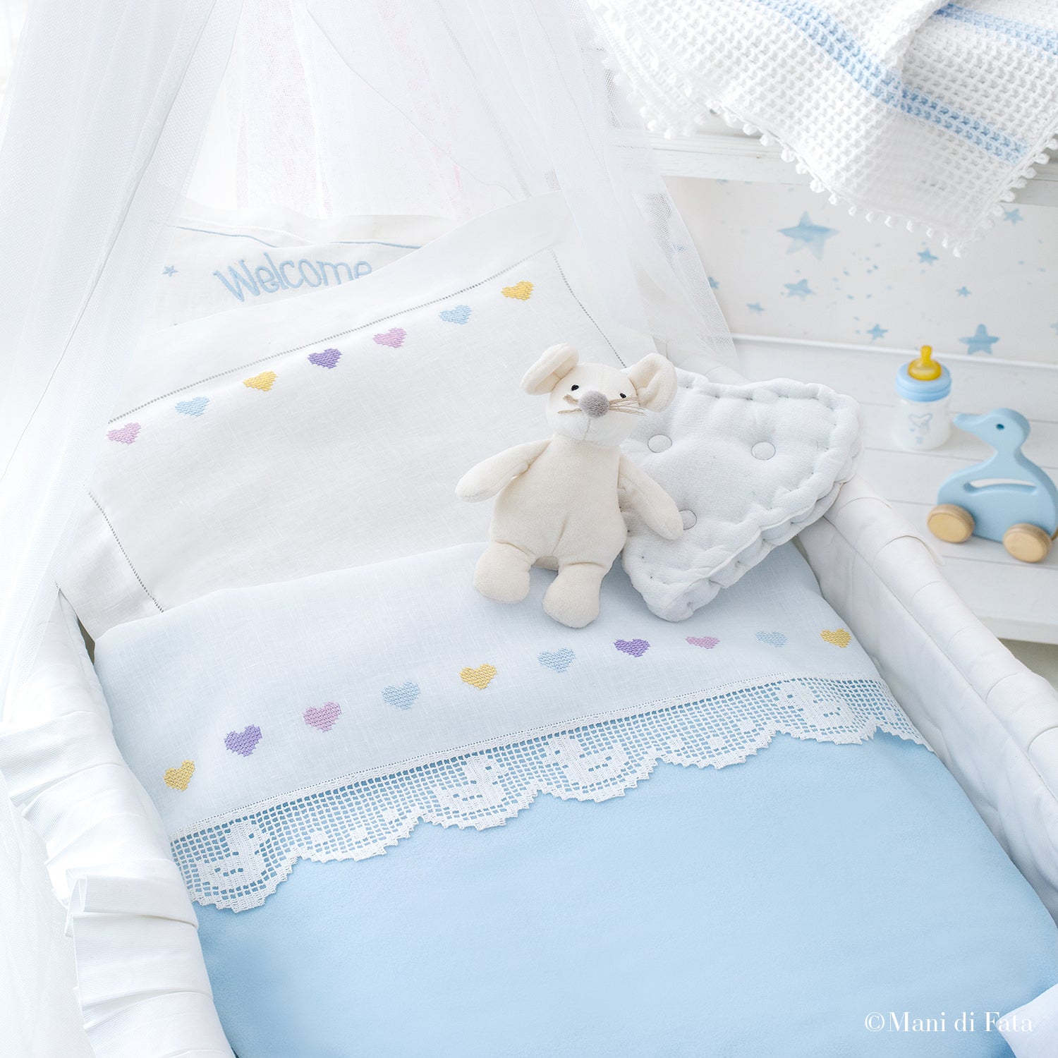 Kit lenzuolino culla in cotone con cuori da ricamare a punto croce e bordino a uncinetto filet