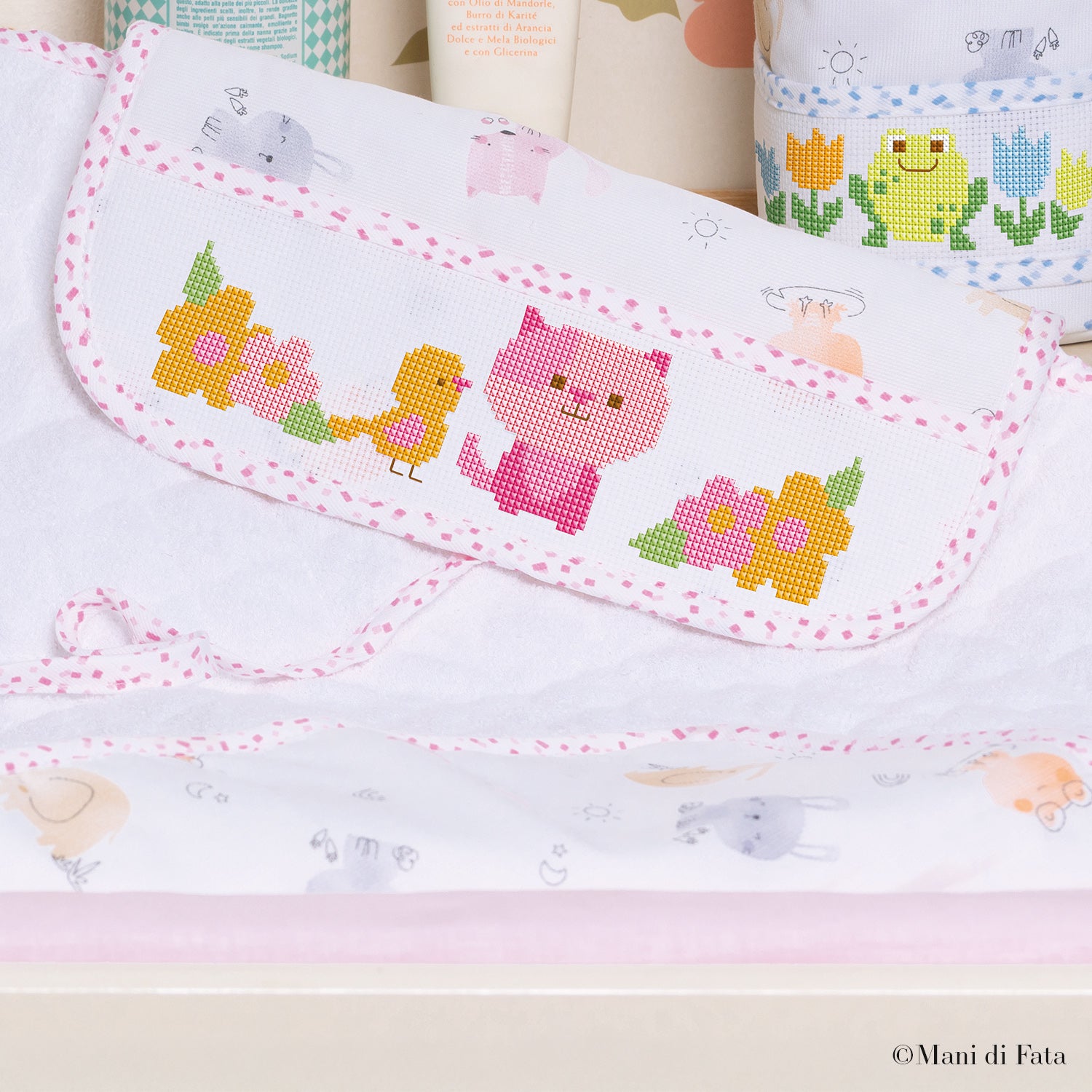Kit busta fasciatoio rosa con motivo animaletti e tela aida da ricamare a punto croce