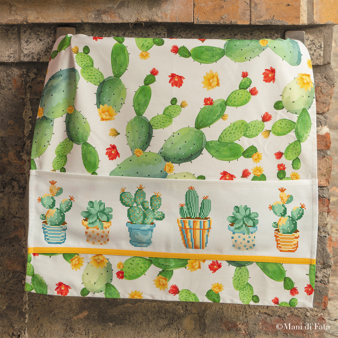 Kit asciugapiatti  fantasia cactus da ricamare a punto croce con vasetti e cactus fioriti