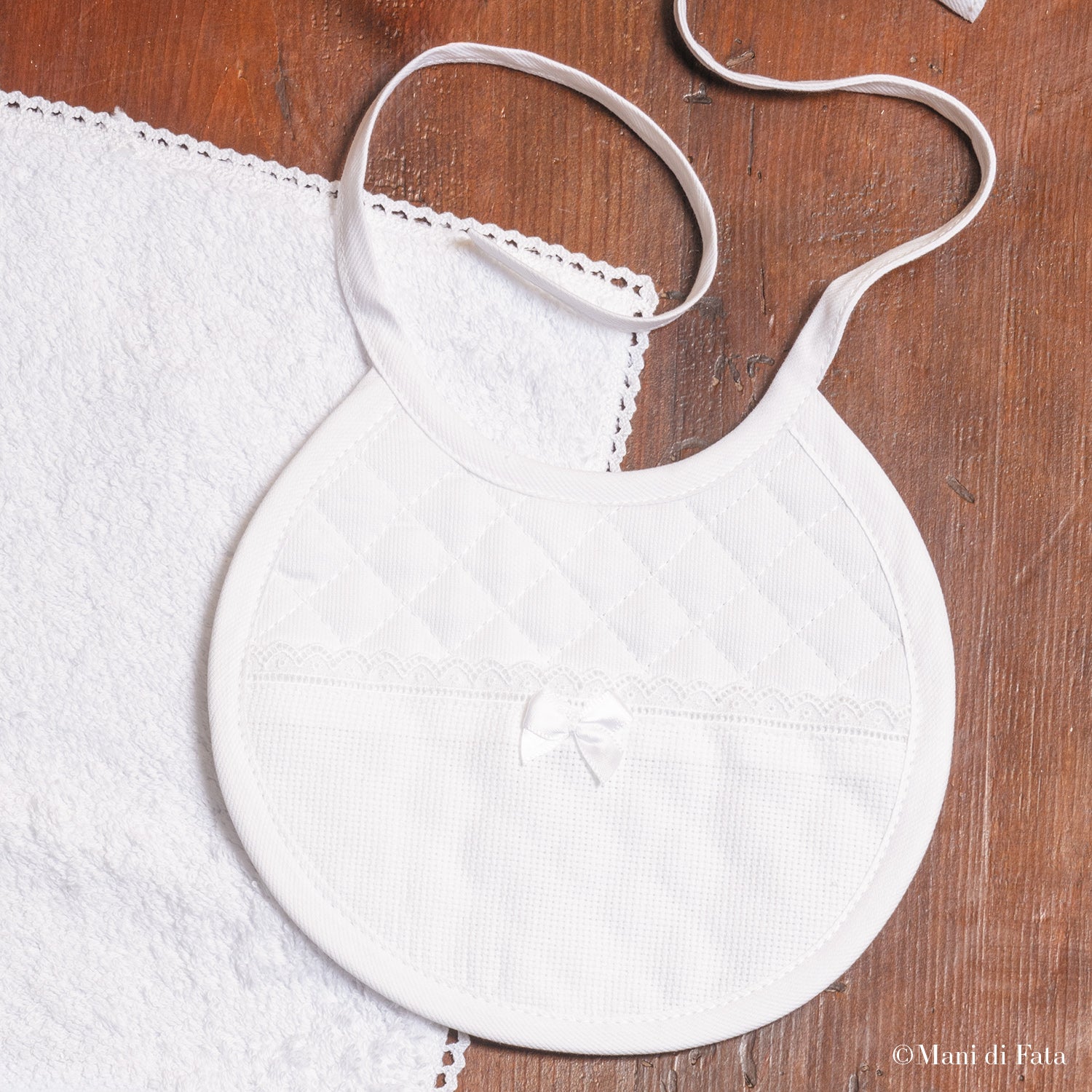 Bavaglino in cotone trapuntato bianco da ricamare