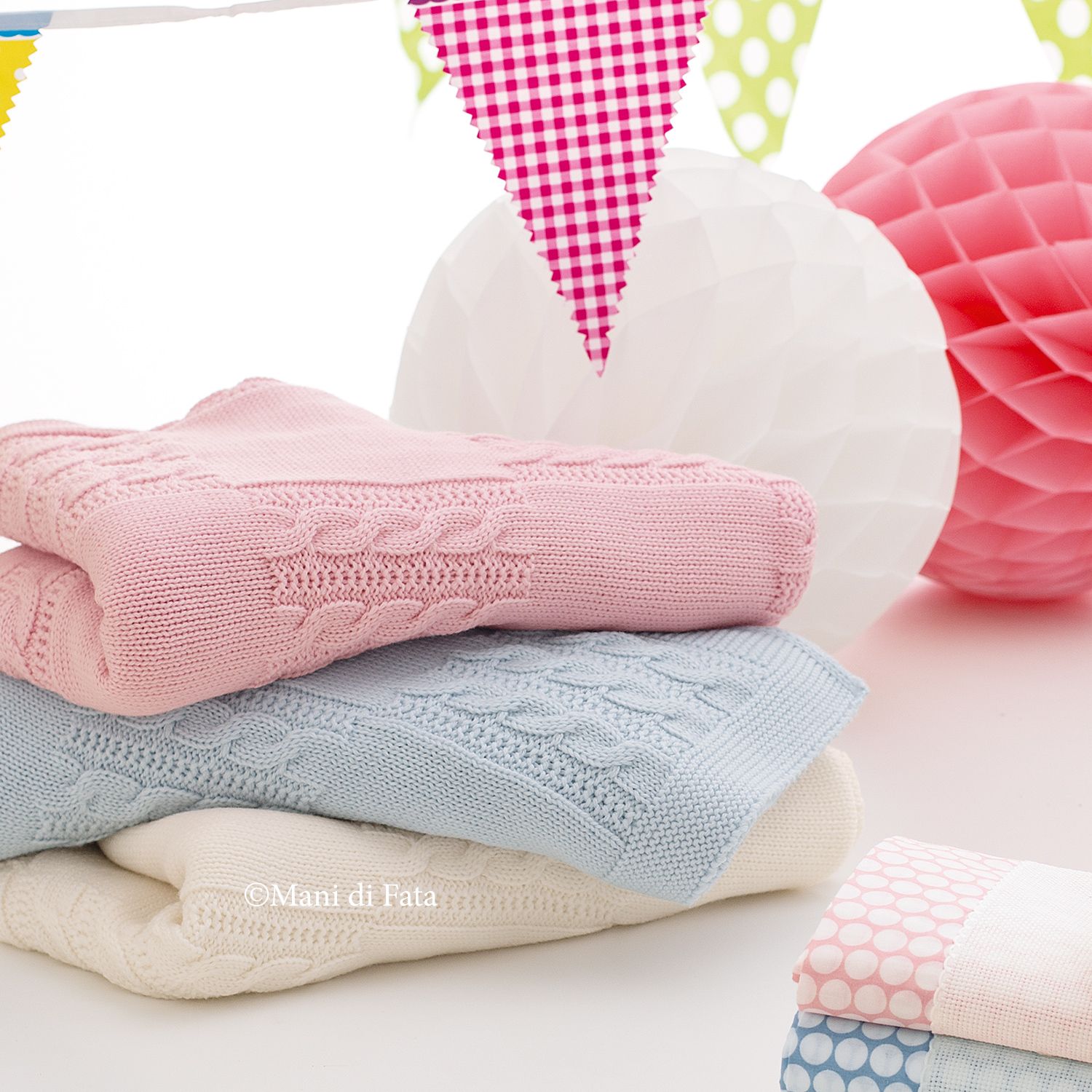 Copertina lettino in lana rosa lavorazione dama e trecce