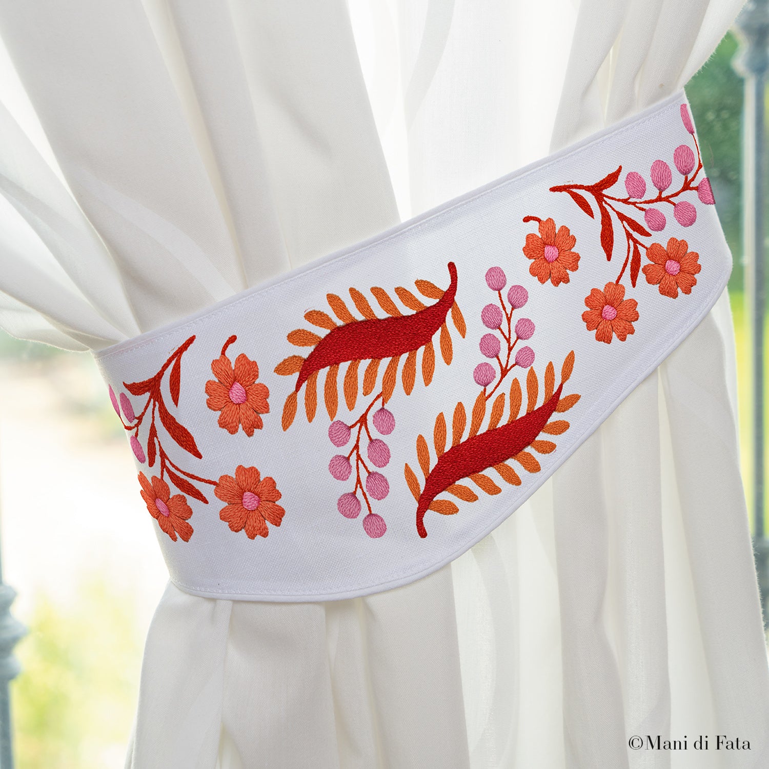 Kit embrasse in lino disegnato da ricamare a punti vari