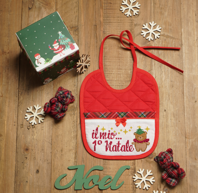 Kit bavaglino rettangolare in cotone rosso con ricamo a punto croce "primo Natale"