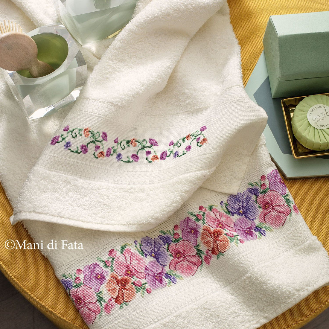 Kit parure asciugamani avorio Viole ricamo a punto croce