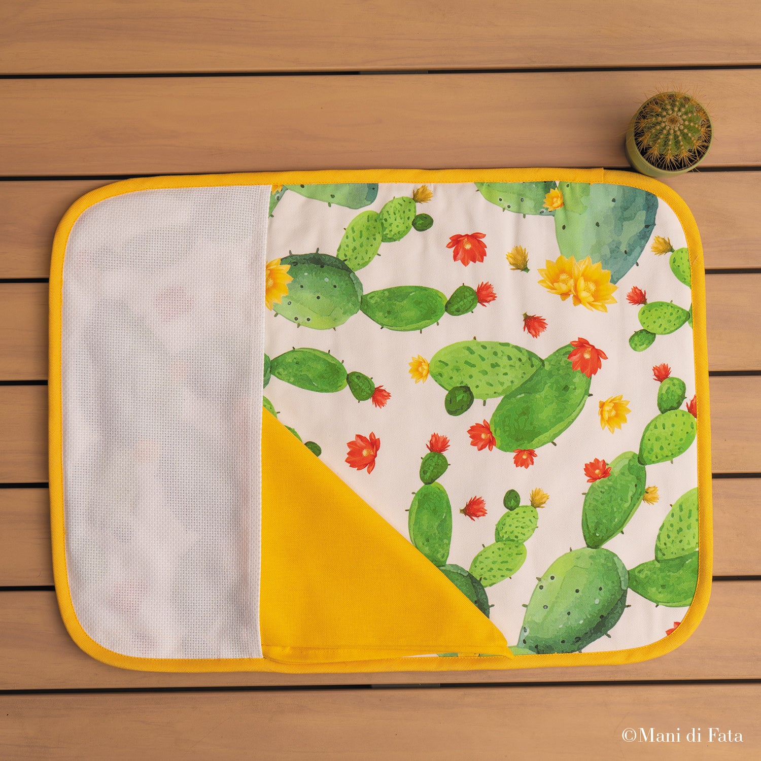 Americano imbottito fantasia cactus con bordo giallo e tela aida laterale