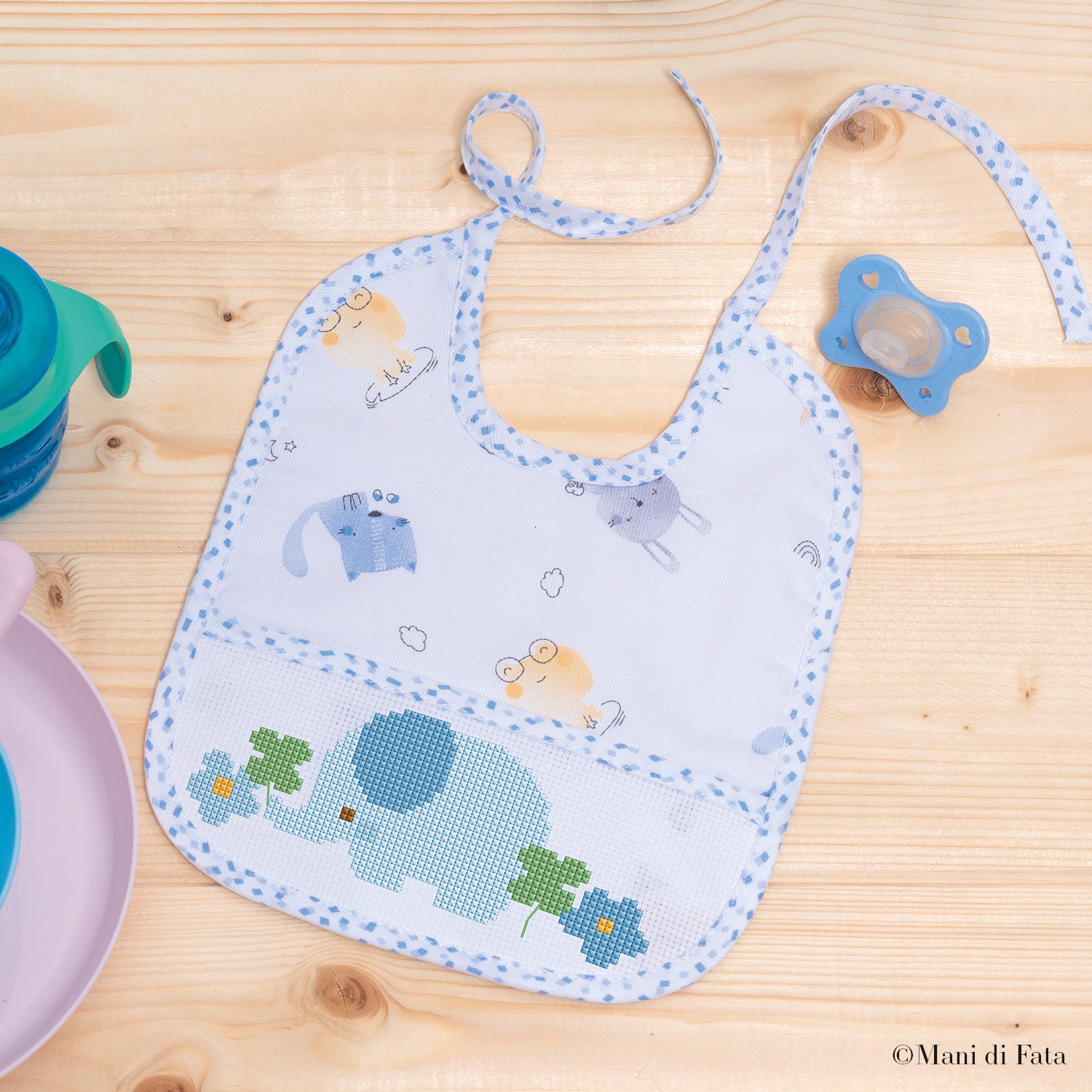 Kit bavetta azzurra con motivo animaletti e tela aida da ricamare a punto croce