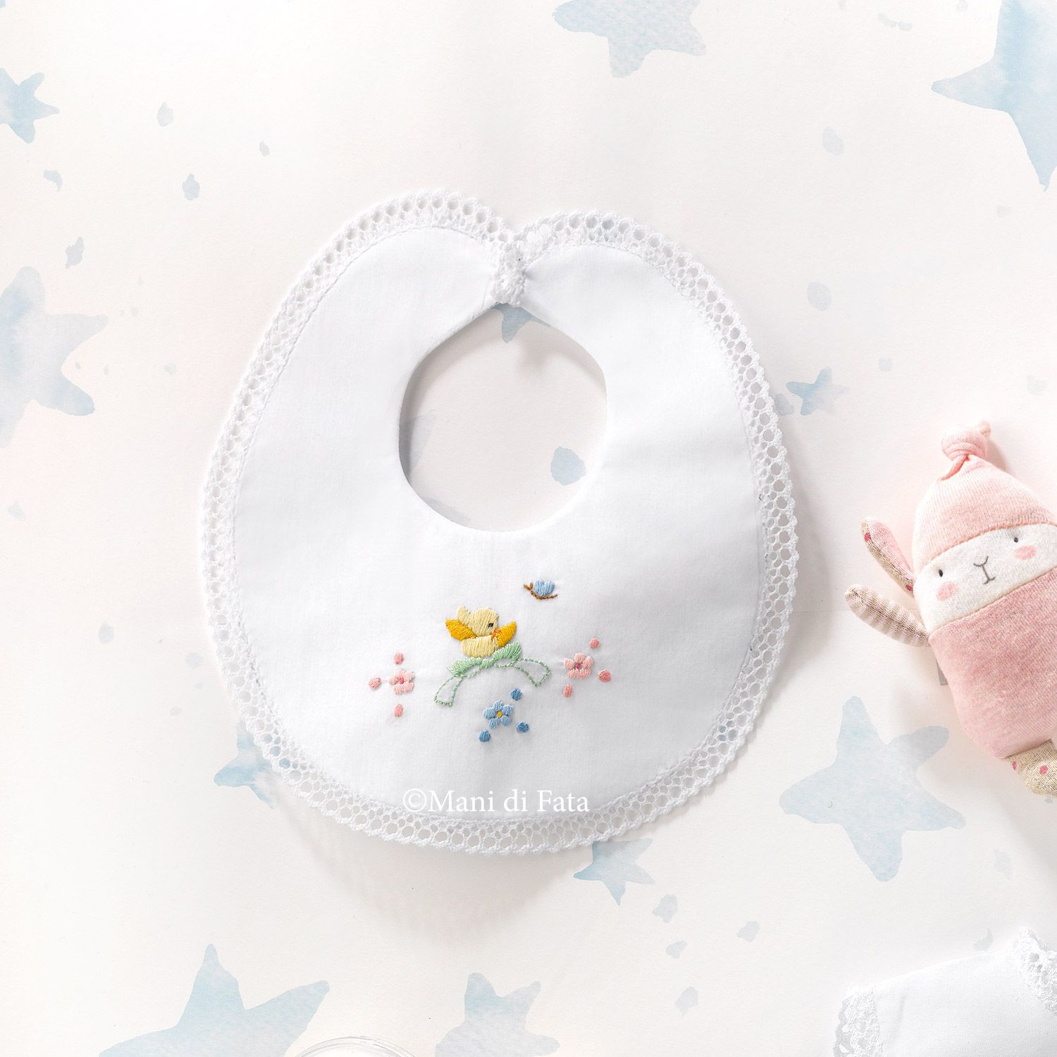 Bavaglino in cotone ricamato a mano pulcino fiocco e pizzo