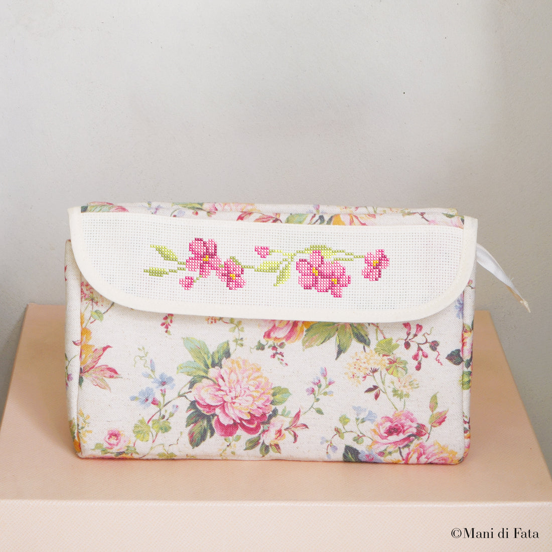 Kit pochette grande Fiorellini Rosa ricamo a punto croce