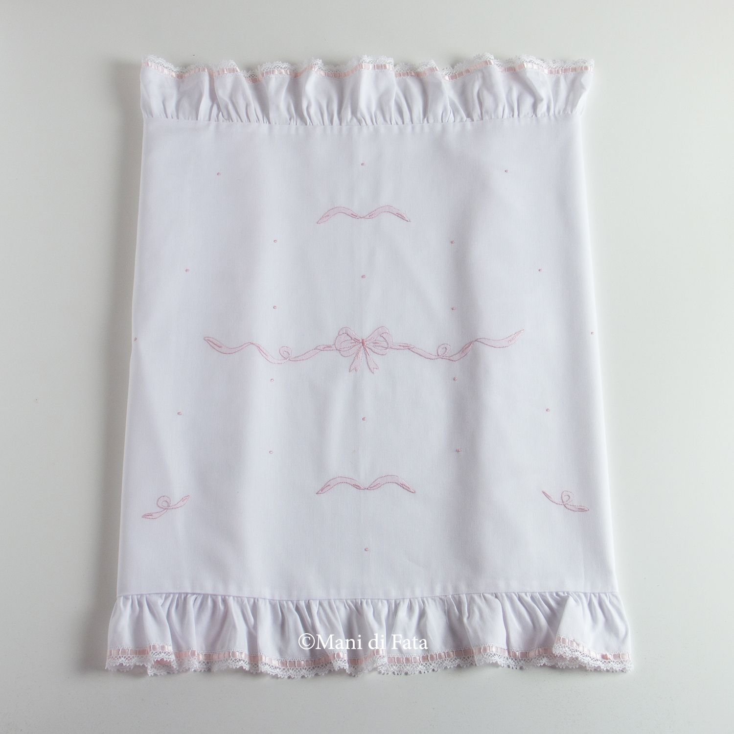 Copertina da culla in cotone ricamata a mano 'Nodo d'amore' rosa