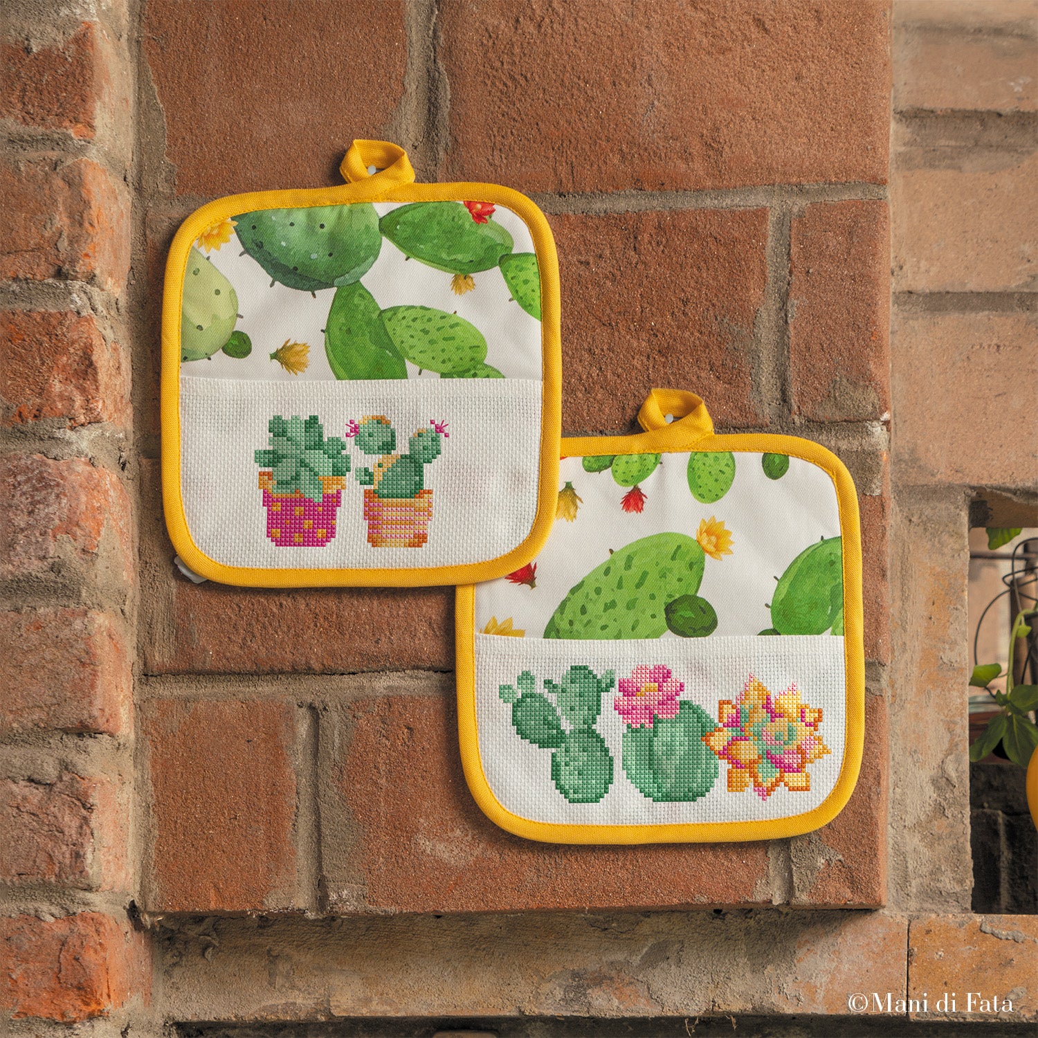 Kit coppia di presine fantasia cactus da ricamare a punto croce con vasetti e cactus fioriti