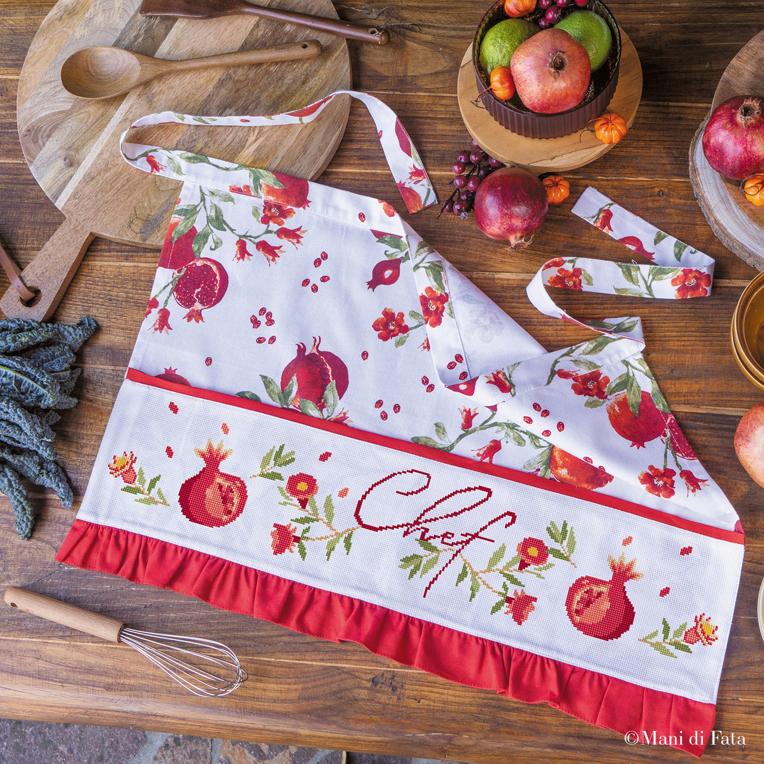 Kit grembiule con tessuto fantasia melograno e applicazione in Aida